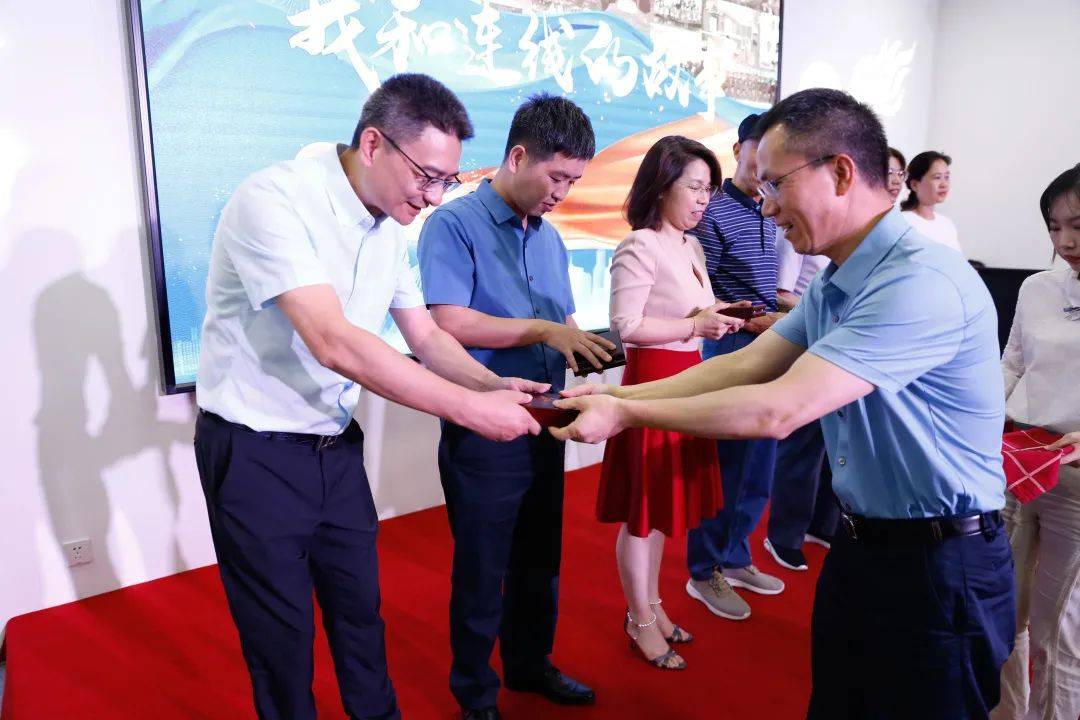 理想连线董事长郑育高颁发25周纪念币