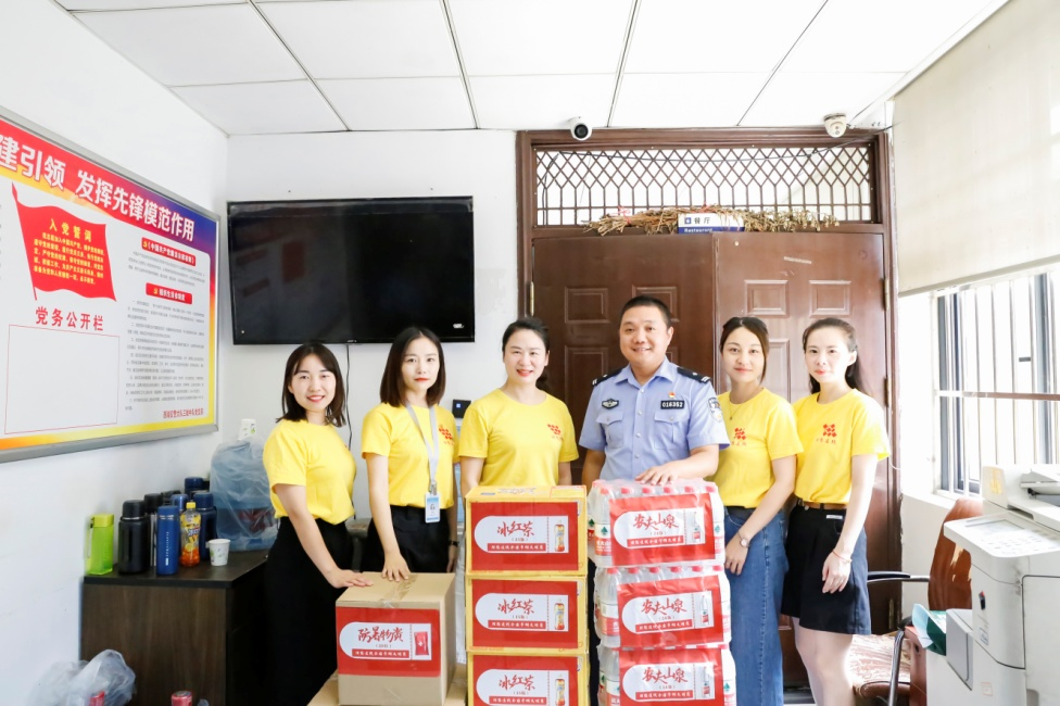 理想连线全国巾帼文明岗送清凉